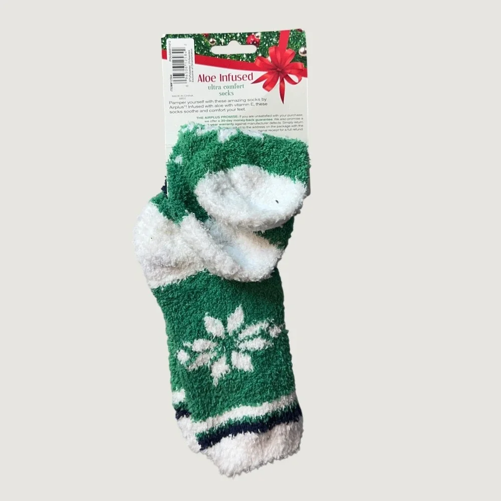 Airplus Socks Womens 5-11 Green Aloe Infused Ultra Comfort Snowflake Fuzzy Crew